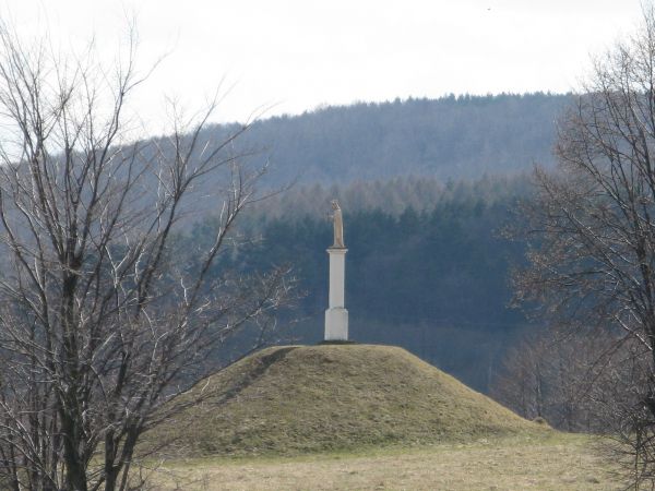 kurhan - "Tatarska Mogiła" - w tradycji łączona jest z najazdem Tatarów pod wodzą Kantymira Murzy z 15 czerwca 1624r., kiedy to wieś została złupiona i zniszczo