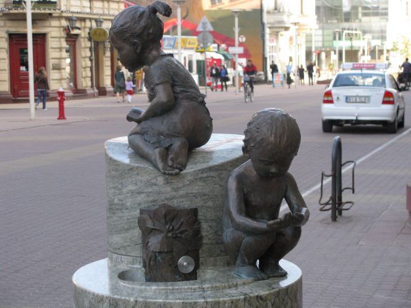 Figurki dzieci w centrum Łodzi