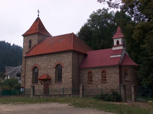 Kościółek w jednym z osiedli Węglówki