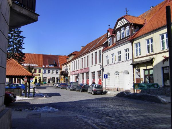 Reszel-stare miasto zimą,fragment Rynku-zabytkowe kamieniczki z XVIII i XIX w.2013-03-18