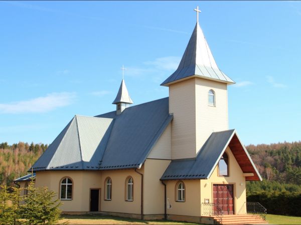 Nowy kościół rzymskokatolicki / z 2000 r. / w Jaworniku Ruskim . Kamień węgielny pod jego budowę poświęcił osobiście sam  Ojciec Święty - Jan Paweł II .