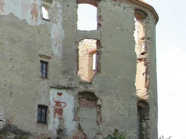 Zamek wybudowany w I poł. XVI wieku przez Mikołaja Firleja i jego syna – Piotra Firleja, pozniej w rekach Lubomirskich. W 1783 r. J.Lubomirski przegrywa z