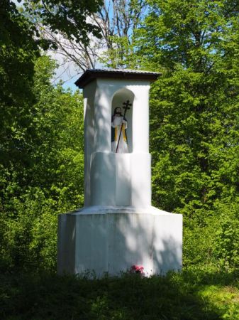 po nieistniejącej wsi Hroszówka jest monumentalna kapliczka św. Jana, licząca ok. 5 m wys. Wspomnę iż: w roku 1455 w Sanoku na roku /zjeździe/ sądu ziemskiego b