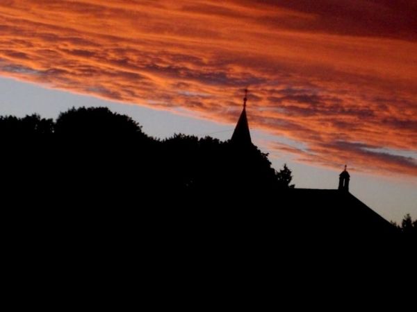 Zachód słońca nad kościołem