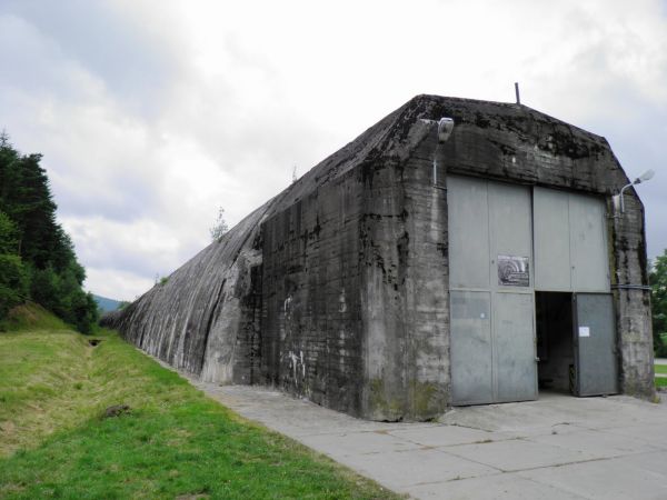 W roku 1940 na Podkarpaciu rozpoczęto budowę kwatery sztabowej dla Hitlera pod nazwą " Anlage Sud " . Drugą " Anlage Mittel " budowano w rejonie Tomaszowa Mazow