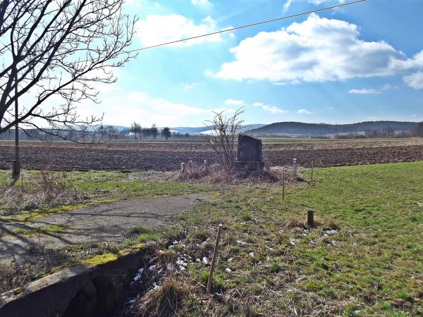 kiedyś - jakby niedawno - tu kwiaty składano, delegacje wieńce, podniośle i uroczyście - bo to był obelisk poświęcony tym, co zginęli w procesie utrwalania wład