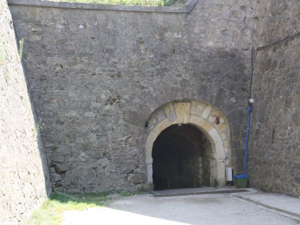 brama forteczna - w kłodzkiej twierdzy, pan przewodnik może też wspomnieć o tym, do czego służył parapet tych murów - widoczny n/z.