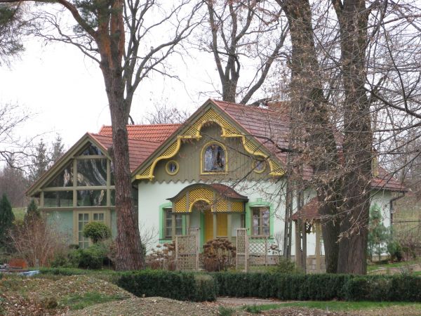 folwark, XIX wiek, odremontowany z pietyzmem, kunsztem i tzw. "smakiem" - pogratulować należy ! kibicować będziemy.