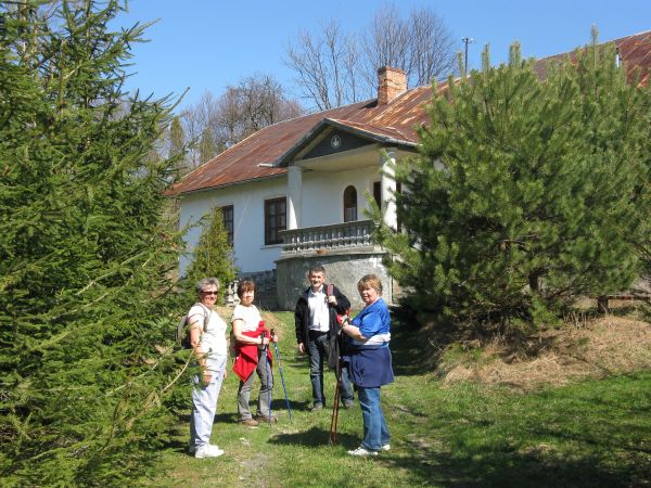na zdjęciu: przed dworem Gostwickich, z 2-giej poł. XIX wieku, remontowany w latach 1952 i 1976, od 1952r. była w nim IV klasowa szkoła podstawowa. Murowany dwo
