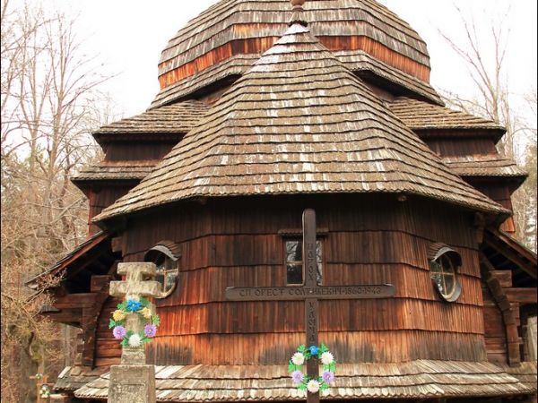 Drewniana cerkiew p.w. Wniebowstąpienia Pańskiego z 1659 r., usytuowana na wzgórzu Dębnik - Dubnyk (344 m n.p.m.), wznoszącym się ponad doliną Sanu.