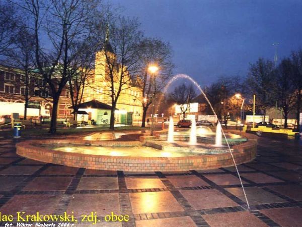 To jest Plac Krakowski, w głębi ul. Wrocławska i M.Strzody (budynek Politechniki - Wydział Chemii). Autor zdjęć mieszkaniec "od wieków" w Gliwicach.