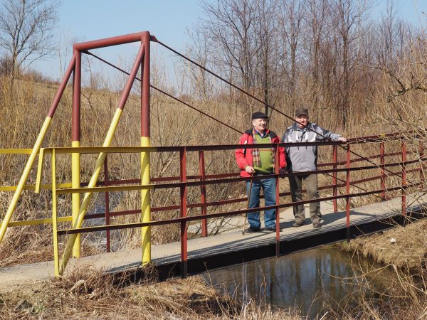 na kładce nad potokiem Pielnica, ryb w jego wodach mało - w pobliskiej wsi Długie jest potężny próg rzeczny na całej jej szerokości - zapraszam do galerii. Nadb