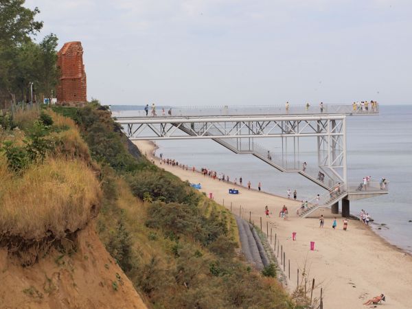 Ruiny kościoła oraz taras widokowy.