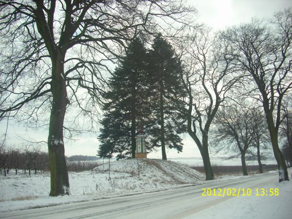 Kapliczka przy drodze.