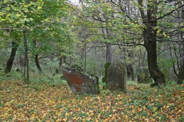na kirkucie wiele zabytkowych macew, czyli stelli nagrobnych w formie pionowo ustawionych płyt kamiennych ozdobionych płaskorzeźbami i inskrypcjami. Na wielu na