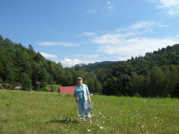 z odkrytej wierzchowiny powyżej czołgowiska - tu widok na kotlinkę przy ul. Gajowej, tam po lewej krzyż na zboczu góry a po prawej piękną zalesioną doliną droga