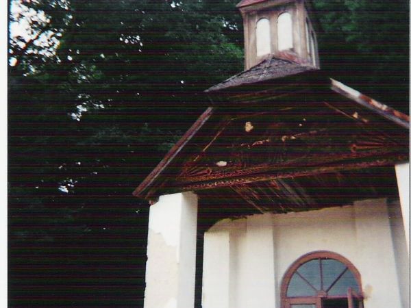 na zdjęciu: przed kaplicą wzniesioną ok. 1923r. przy sanatorium dr Stanisława Domańskiego, /przed generalnym remontem w 2011 roku/, przy ul. Gajowej - na skraju