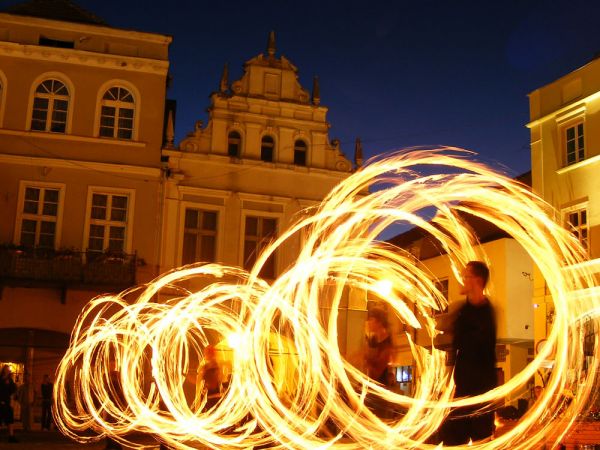 Latem można podziwiać tu pokazy ognia- na żywo jeszcze bardziej niesamowite