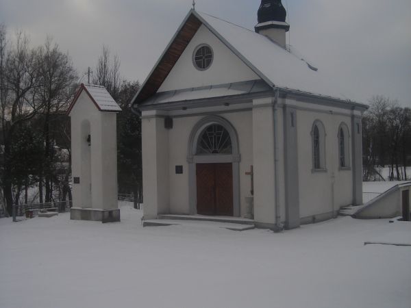 Zabytkowy XIXw. kościółek [obecnie kaplica cmentarna]