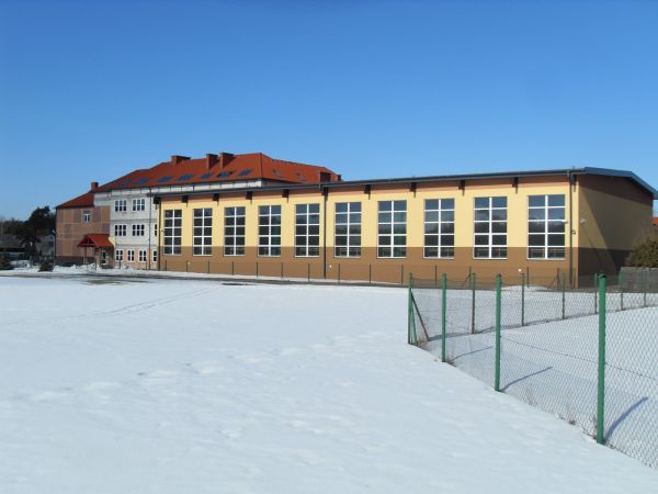 Nowa hala sportowa i fragment szkoły