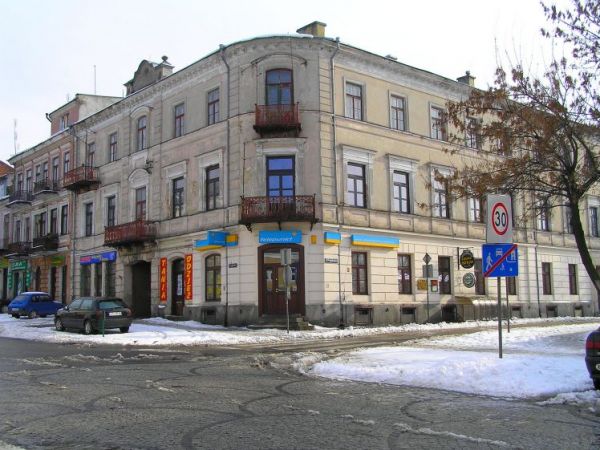 Kamienica należąca do rodziny Kupferów, zbudowana w końcu XIX w.,z jej piwnic prowadzi wejście do podziemi kredowych.