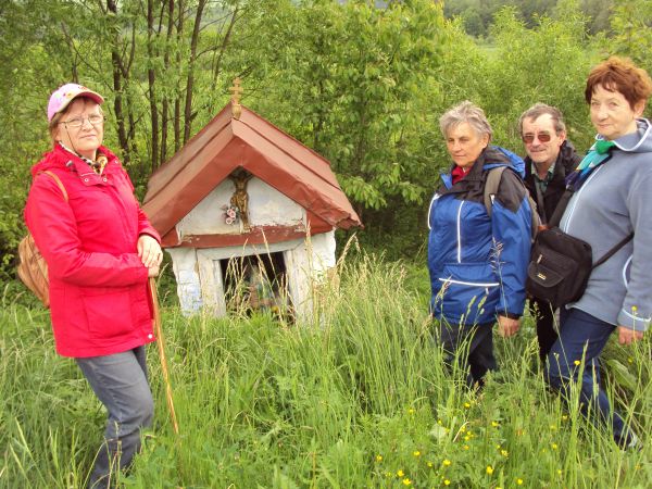 przy przydrożnej zabytkowej kapliczce z krzyżem obrządku wschodniego.