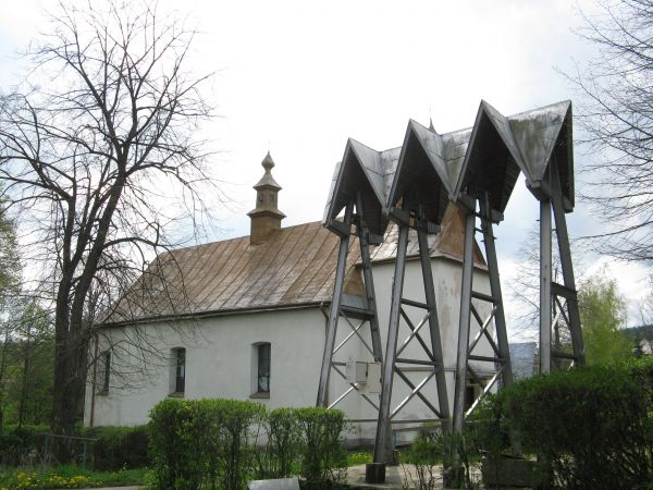 Cerkiew pw. św. Mikołaja Cudotwórcy, z 1835r. i dzwonnica /źródła podają, iż był tam zawieszony dzwon przeniesiony z m. Kulaszne z datą 1810/.