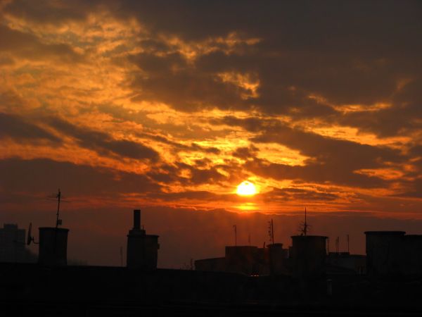 Zachód słońca na  miastem