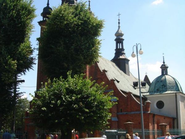 Kościół parafialny p.w. Podwyższenia Krzyża Świętego, , wzmiankowany ok. 1470 r., obecny późnogotycki z l. 1564-95. W podziemiach kościola znajdują się szczątki