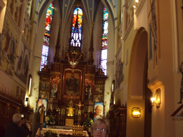 Bazylika Mniejsza pw. św. Marii Magdaleny i św. Stanisława. Ołtarz główny  a w jego centralnej części mieści się obraz św. Stanisława, obok figury św. Piotra i