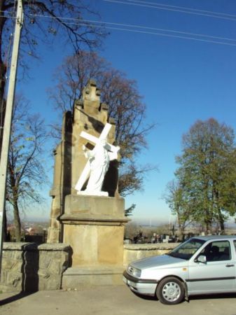 baszta nagrobna, wpisana w mur cmentarny - stanowi też II stację Drogi Krzyżowej,  "dróżki kalwaryjskiej" - na kamiennym cokole stoi figura Chrystusa niosącego