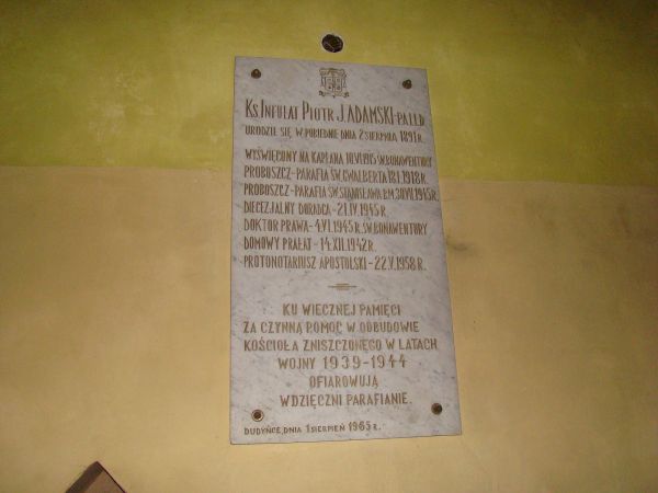 na ścianie kruchty kościelnej : tablica ku pamięci:  j/w .