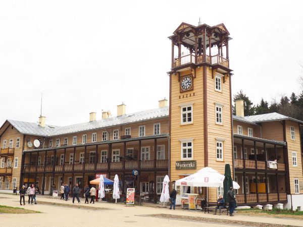 willa "Bazar" - wzniesiona w latach 1876-80, jej charakterystycznym i niewątpliwym elementem jest ozdobna wieża zegarowa. Corocznie 6 dni tańca, śpiewu, muzyki