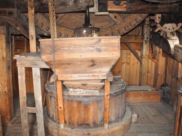 Wolsztyn, Skansen Budownictwa Ludowego Zachodniej Wielkopolski - wnętrze zabytkowego wiatraka.