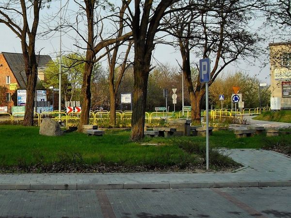 Za drzewami jest Rondo w ciągu ulicy Mickiewicza