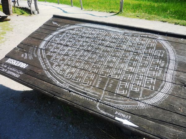 Osiedle w Biskupinie powstało  najprawdopodobniej zimą 738 roku p.n.e. Założono je na podmokłej wyspie na Jeziorze Biskupińskim (obecnie półwysep), o kształcie