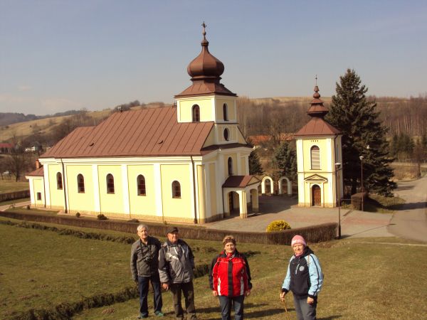 kościół pw. Najświętszej Maryi Panny Wspomożenia Wiernych, dzwonnica i na prawo most nad Pielnicą.