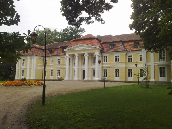 Pałac neobarokowy z 1910 roku, projektu R.Sławskiego.