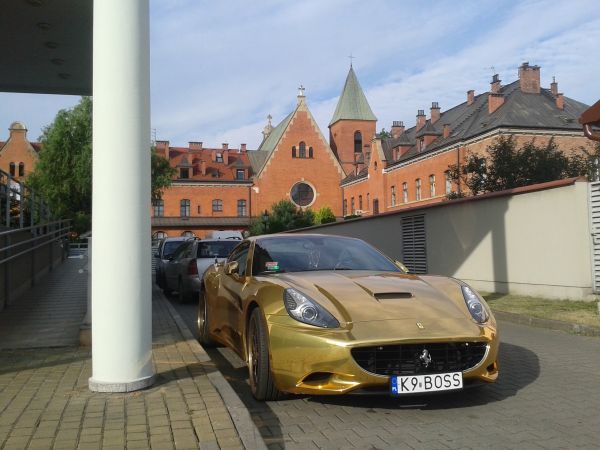 Okazuje się , że  Bożego Miłosierdzia potrzebują i zapewne je otrzymują, także właściciele takich  złotych  zabawek :-)  .  Fotografia przedstawia    kaplicę z