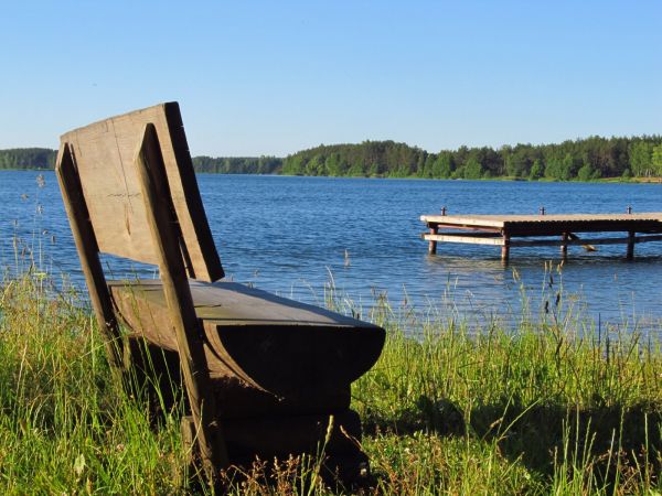 Ławeczka i pomost na plaży gminnej w Jeziornej przy Borsku