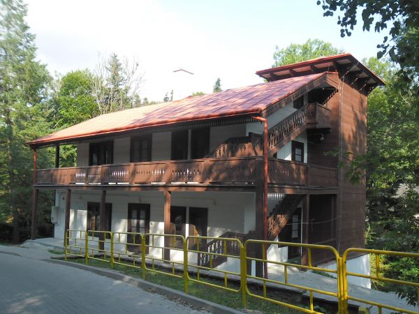 Willa USTRONIE. Wybudowana w XIX wieku w stylu secesji szwajcarskiej.