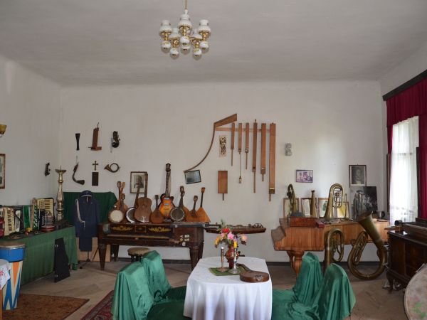 Eksponaty w sali wystawienniczej muzeum instrumentów muzycznych