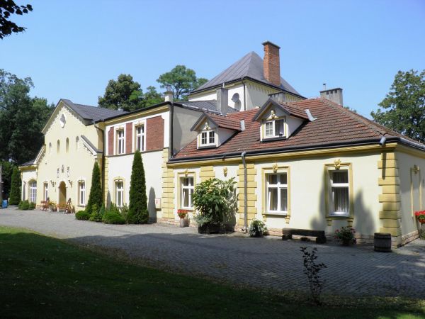 Dwór szlachecki i park wokół niego z XVII wieku w Boratynie k. Jarosławia. Obecnie mieści piekną restaurację , winiarnię i hotel.