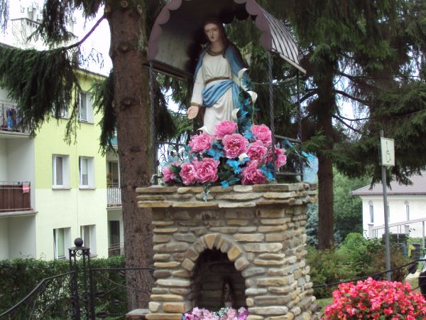 kapliczka przy ul. Berka Joselewicza z figurą Matki Boskiej - odnowiona, zadbana, ukwiecona. Przechodząc obok kapliczki wspomnijmy ludzi z minionej epoki, ludzi
