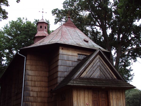 studenci/słuchacze Uniwersytetu Trzeciego Wieku im. Jana Grodka w Sanoku - przed cerkwią - od 1946r. kościołem rzym.-katolickim.