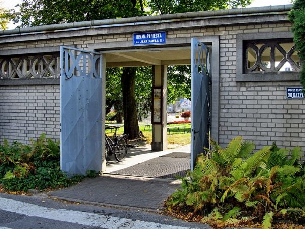 Brama Papieska na terenie klasztoru