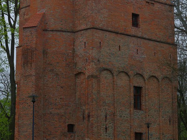Żmigród - wieża mieszkalna zbudowana w 1560 r.