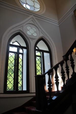 schody główne pałacowe - po stronie lewej od dziedzińca, są też inne schody - też tajemne, co to do szafy się wchodzi a wychodzi za kredensem.