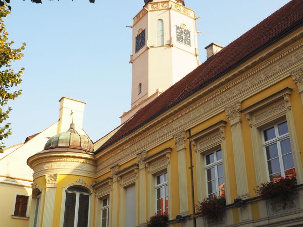 jaki ładny ten ganeczek - po lewej, nad nim czyżby ? wykusz, zamknięty półkoliście, nakryty kopułą zwieńczoną osadzonym żelaznym krzyżem, bogate zdobienia i orn