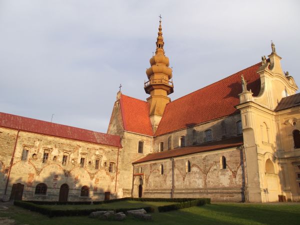 zabytkowy zespół klasztorny Cystersów - dzieje tych obiektów są doprawdy wielowiekowe, stanowią doskonałe przykłady naszej architektury romańskiej. Opat koprzyw